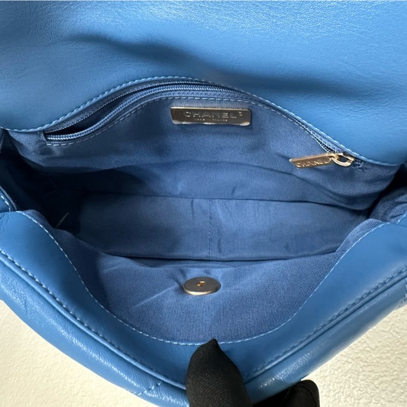 $6,900 CHANEL 19 Flap Bag Medium Blue 21P Excellent Condition - Picture 13 of 16